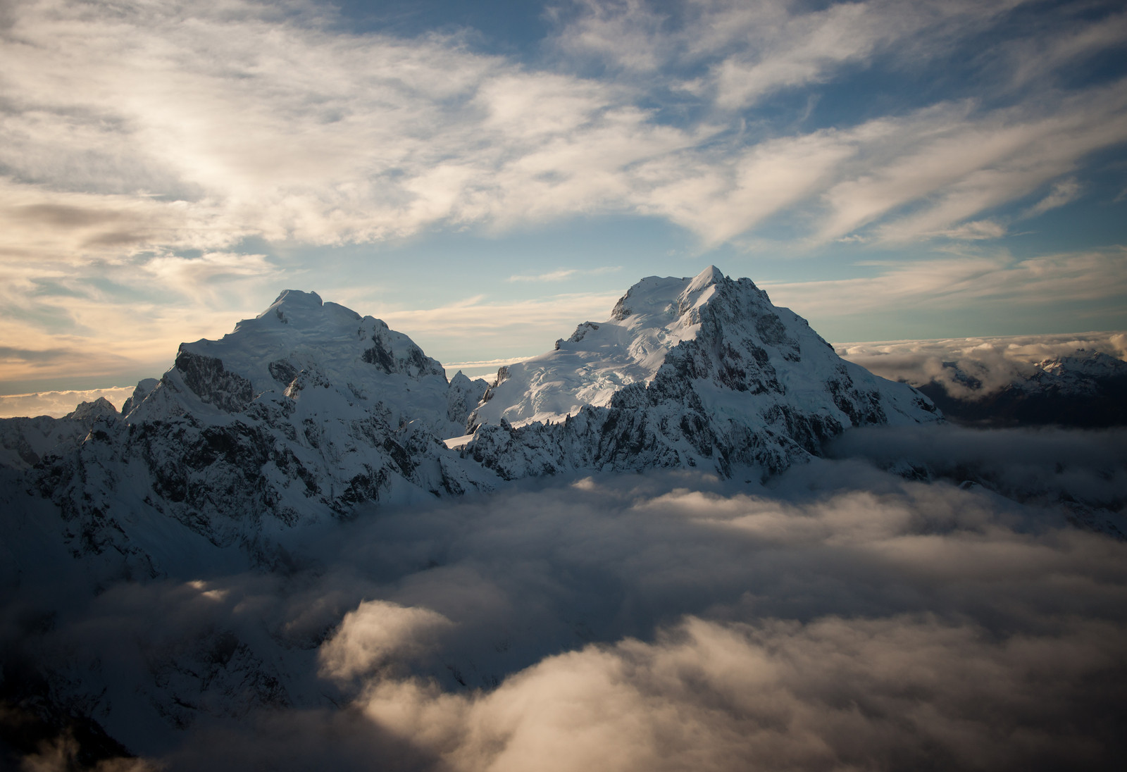 The amazing peaks of the Southern Alps (New Zealand)