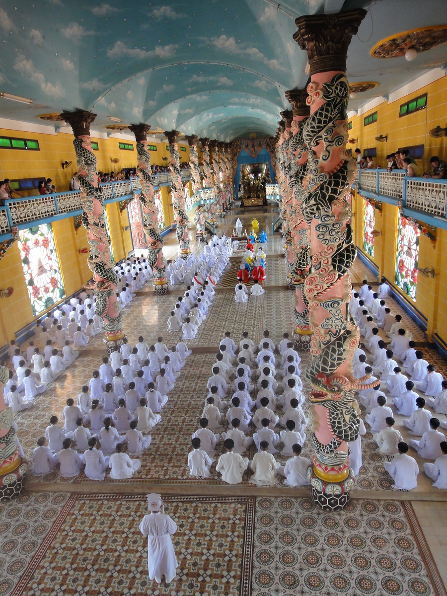 Daily Mass at Cao Dai temple (Vietnam)