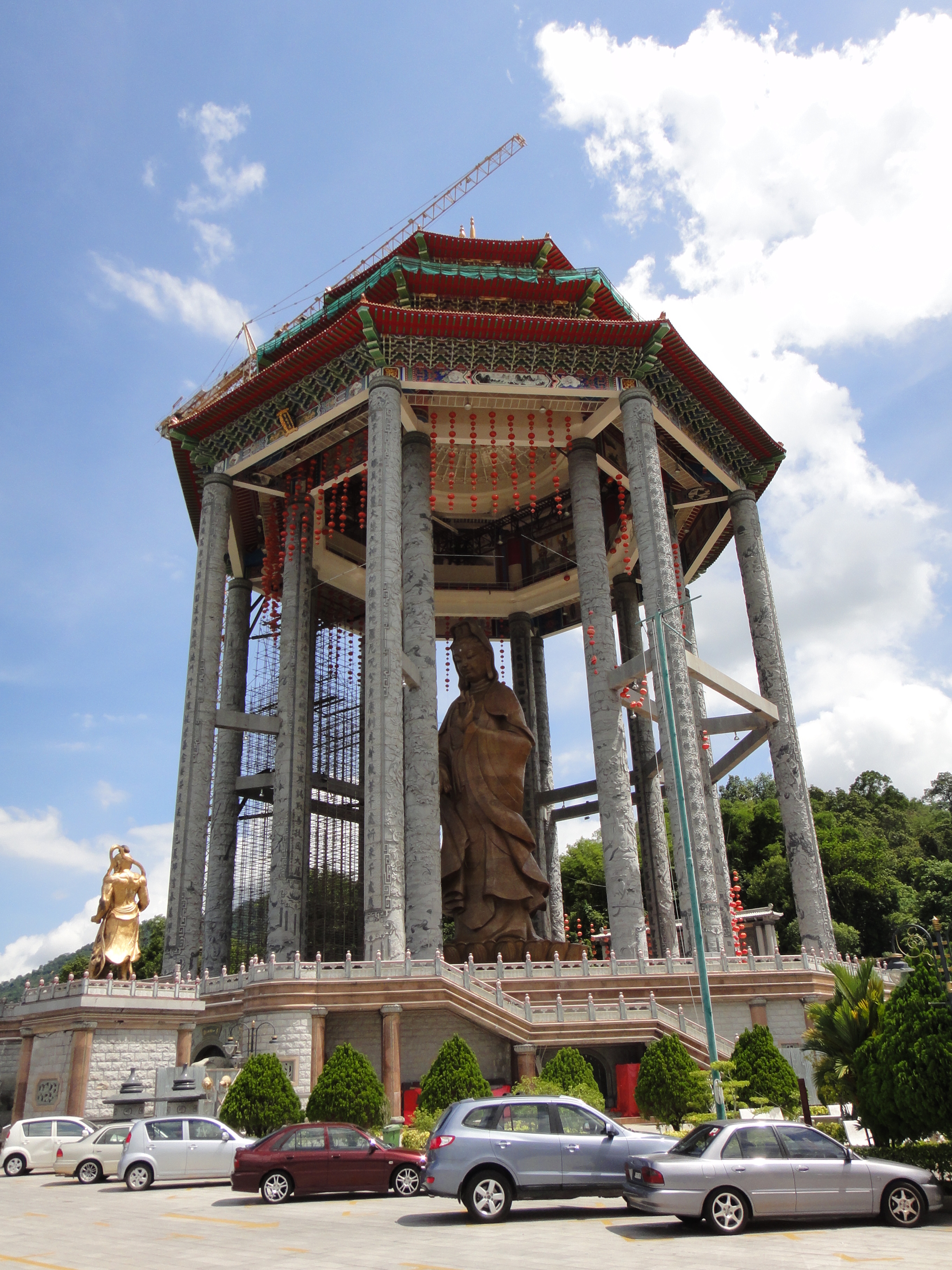 Kek Lok Si temple - The 30.2m bronze statue of Goddess of Mercy (Penang, Malaysia)