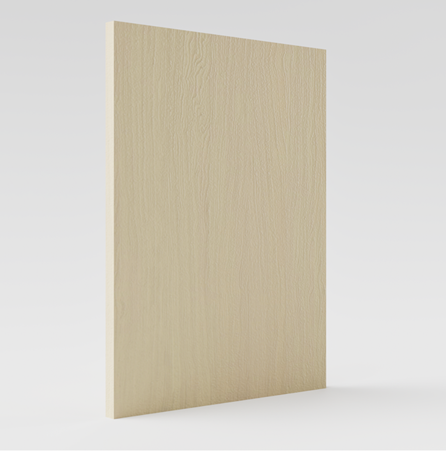Une planche en bois clair avec une texture de grain visible, placée verticalement contre un fond blanc clair.