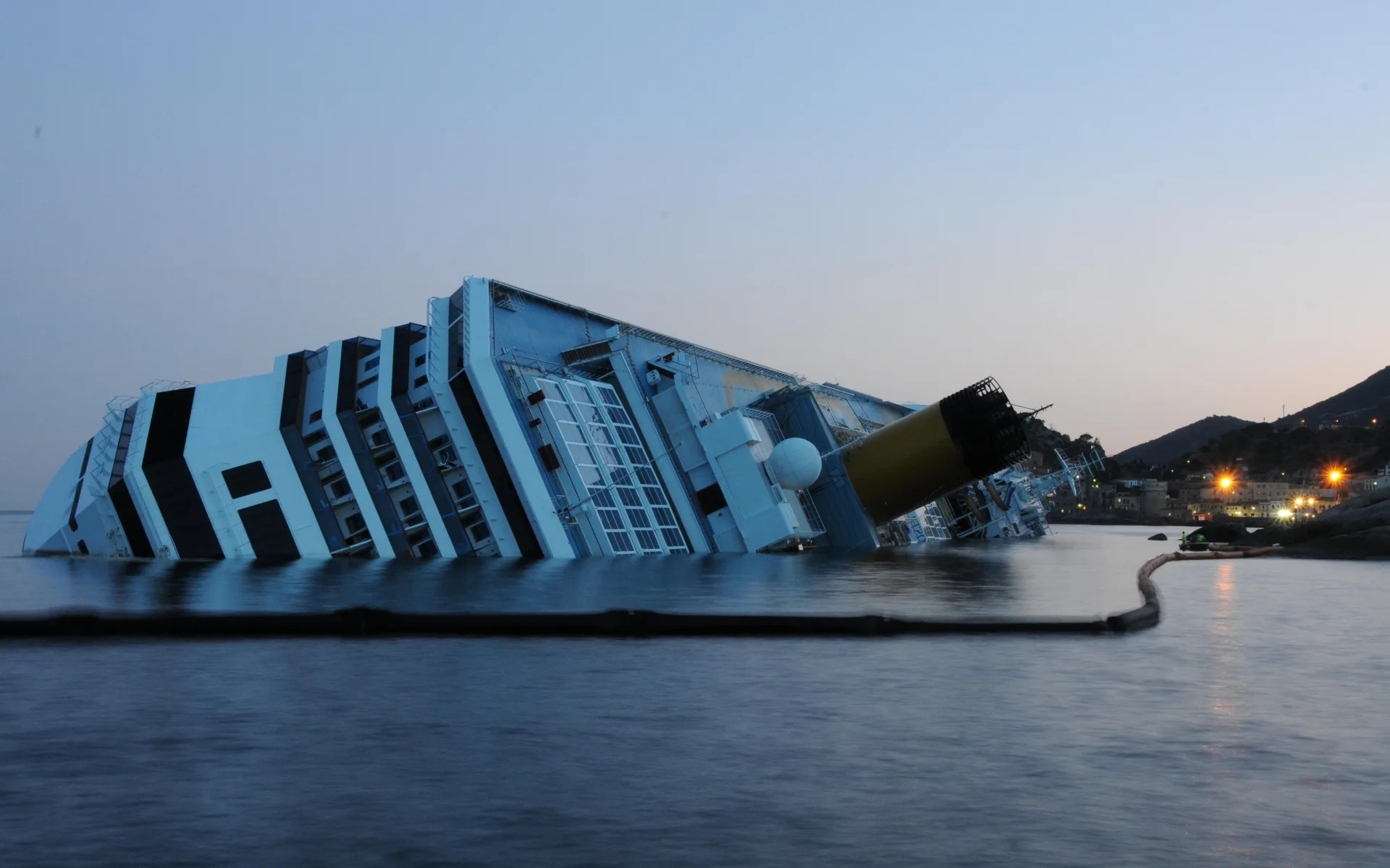 costa_concordia_shipwreck_4272_1920x1200_vehiclehi.com.jpg