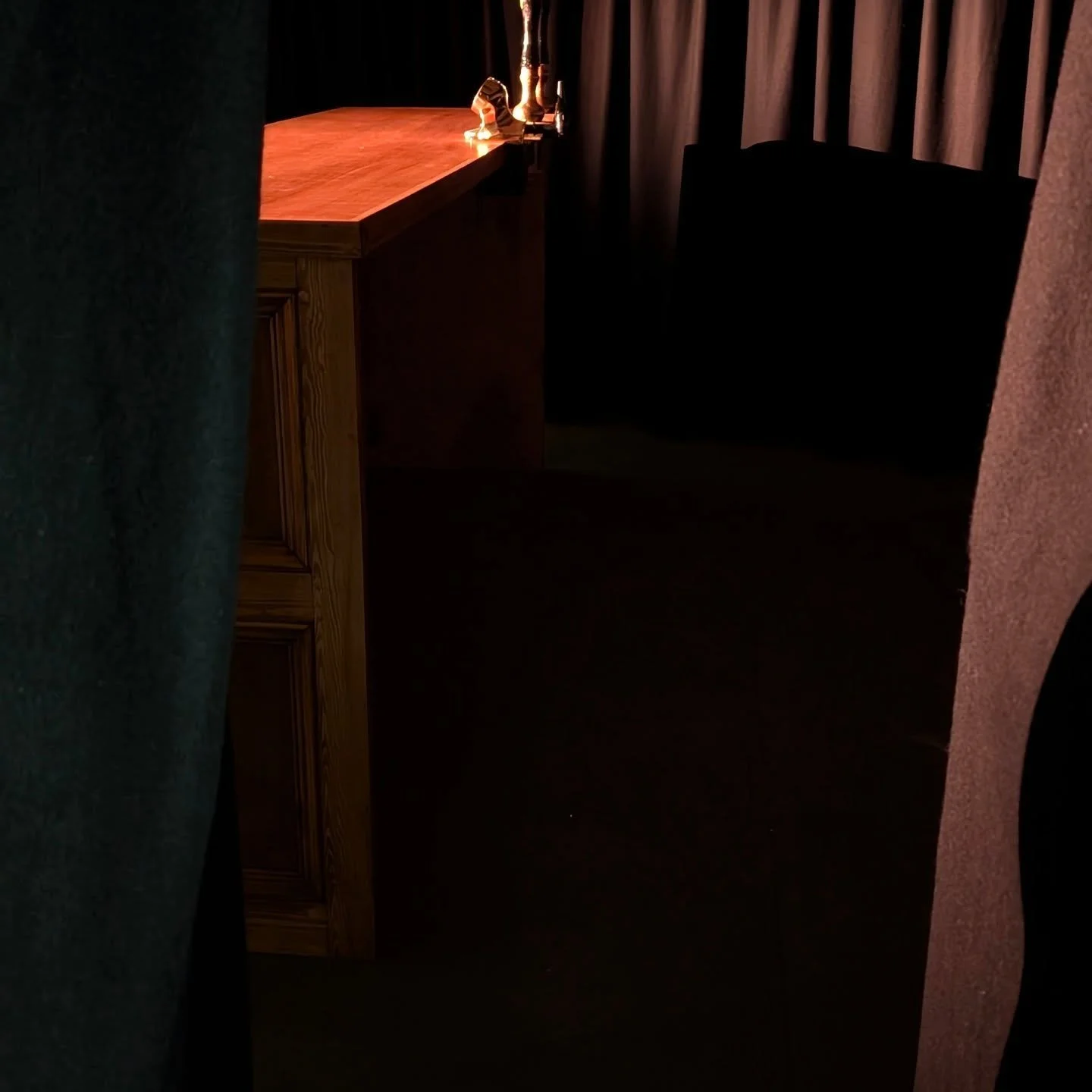 Full house in Lewes tonight &mdash; and a fantastic audience.

A quick glimpse backstage just before curtain up at the Harvey Warehouse Fringe Theatre.

#Lewes #LewesTheatre #Two