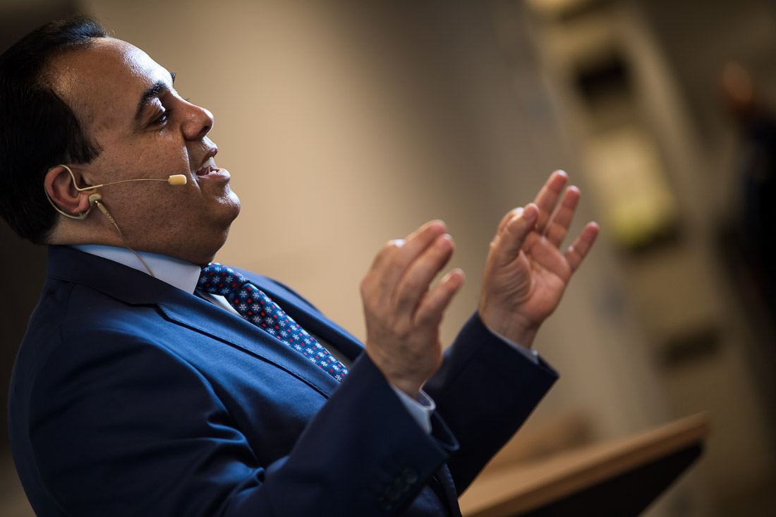 NYC Branded Lifestyle Portraits Sales Executive Speaker Anthony Chaine speaking