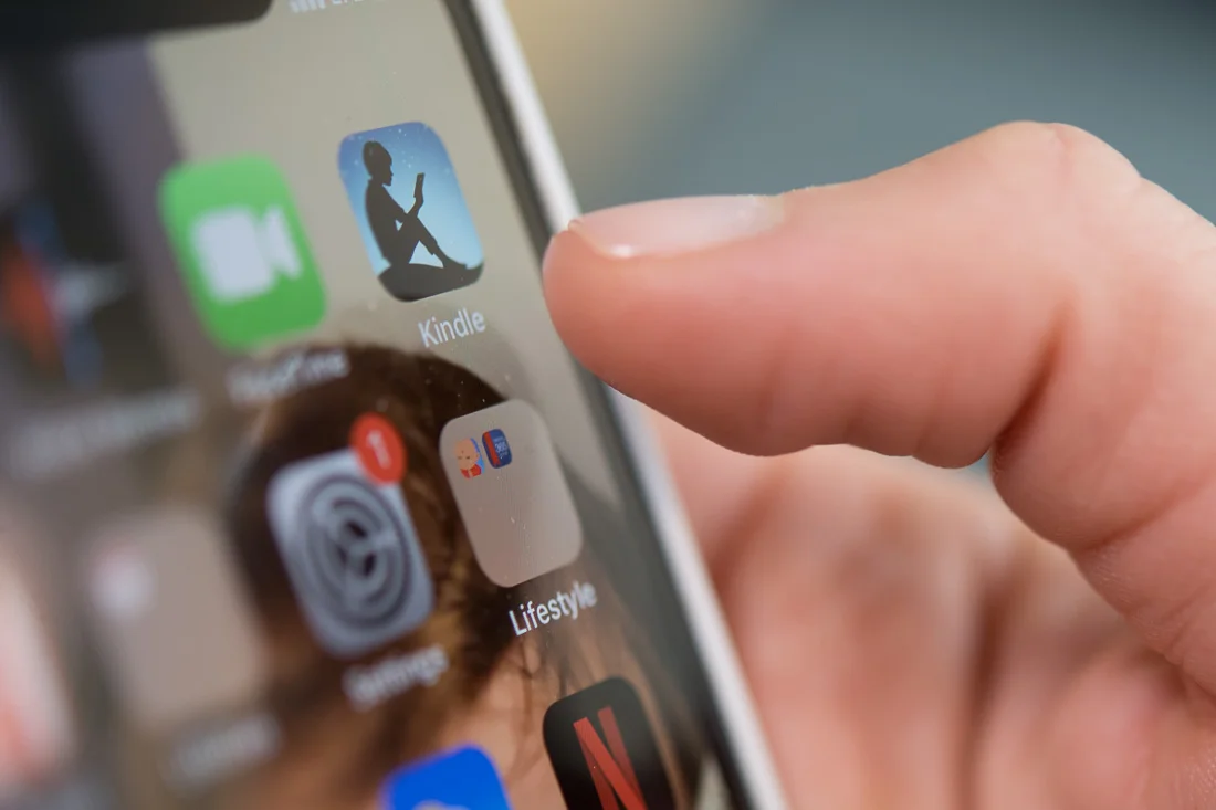 NYC Branded Lifestyle Portraits Lifestyle Strategist Dr Samantha Hiotakis typing on kindle app on phone