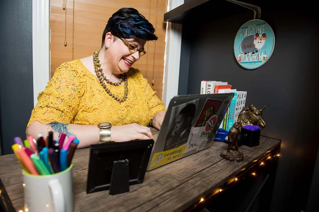 NYC Branded Lifestyle Portraits speaker Jess Pettitt working on laptop