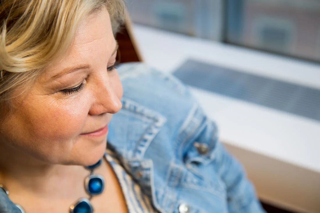 NYC Branded Lifestyle Portrait Speaker Lisa Haen thinking to herself