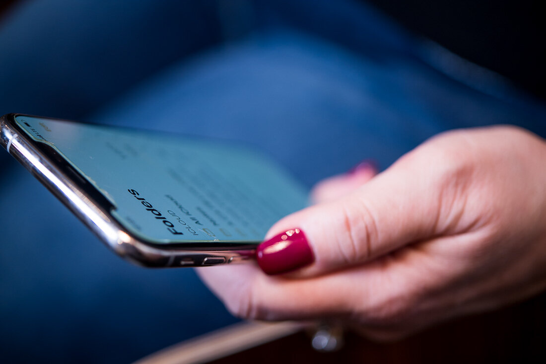 NYC Branded Lifestyle Portrait Speaker Lisa Haen hand closeup holding phone