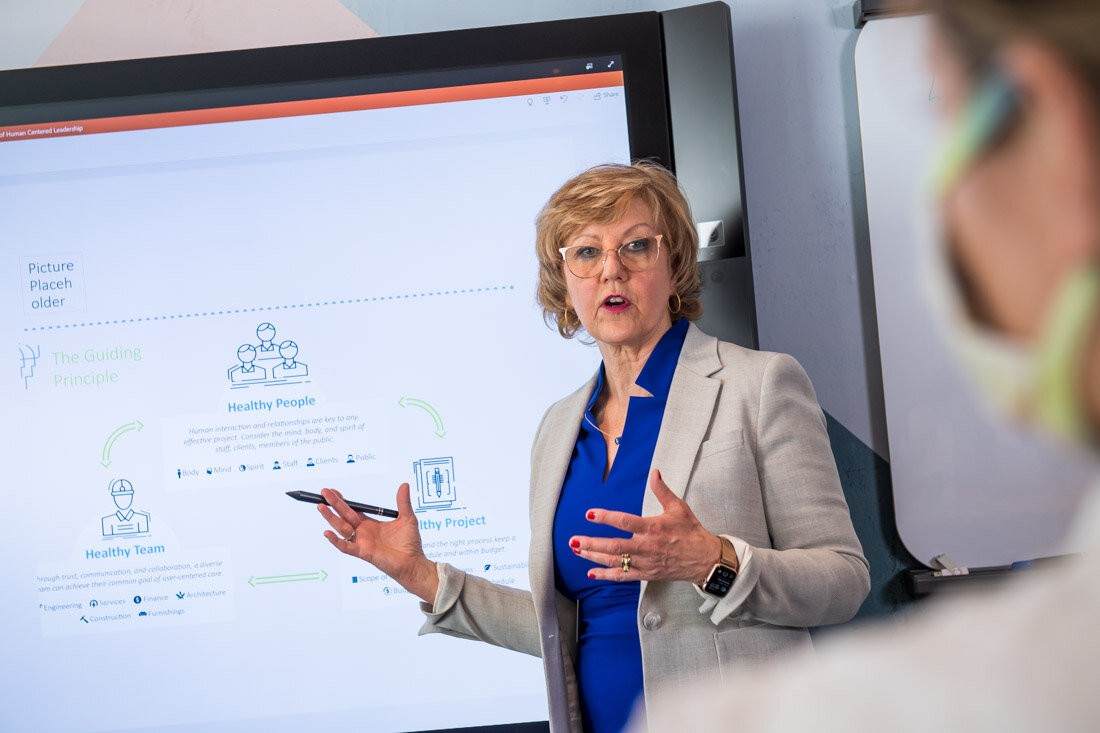 How can photos present you as an authority?