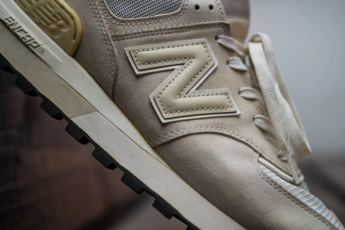 NB 574 CLASSICS MAROON BEIGE SIDE LOGO CLOSE UP