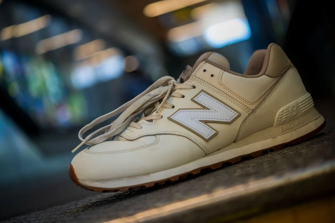NB 574 SNEAKERHEAD CLASSIC WIDE PROFILE SHOT ON TRAIN STAIRCASE