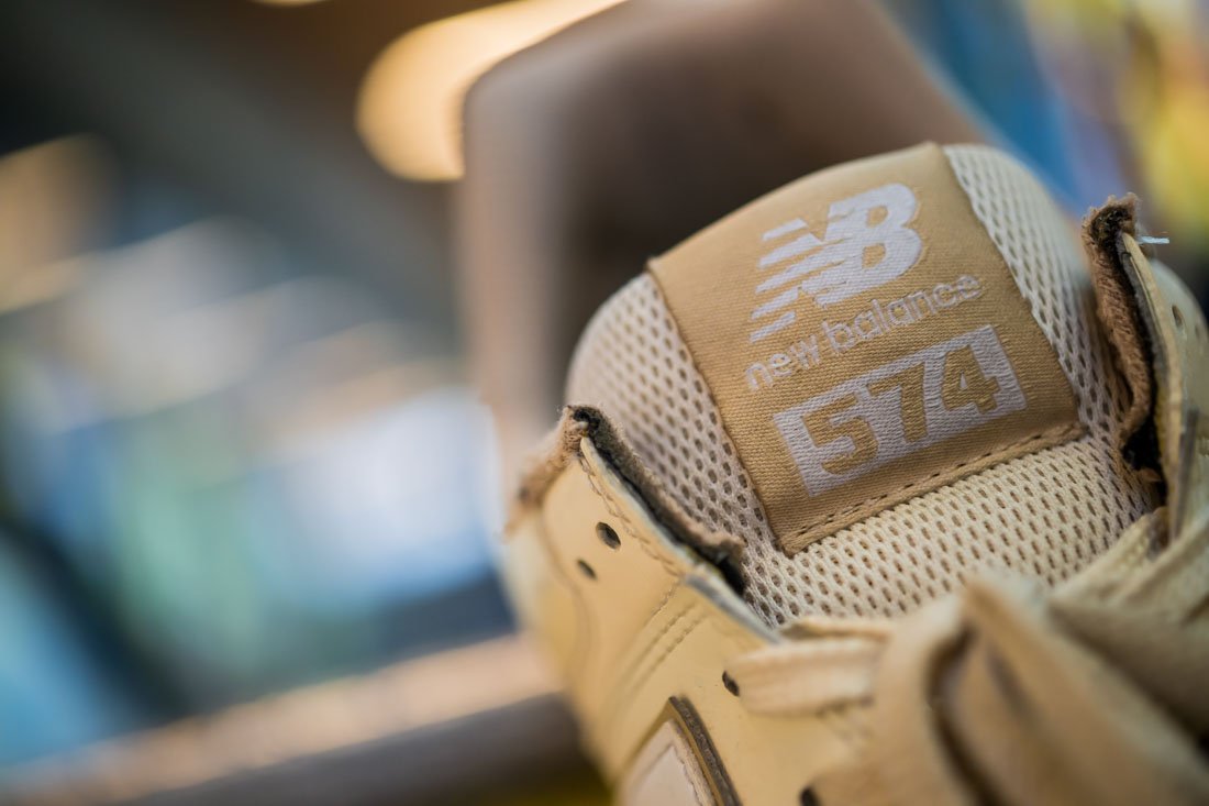 NB 574 SNEAKERHEAD CLASSIC TONGUE ON TRAIN STAIRCASE