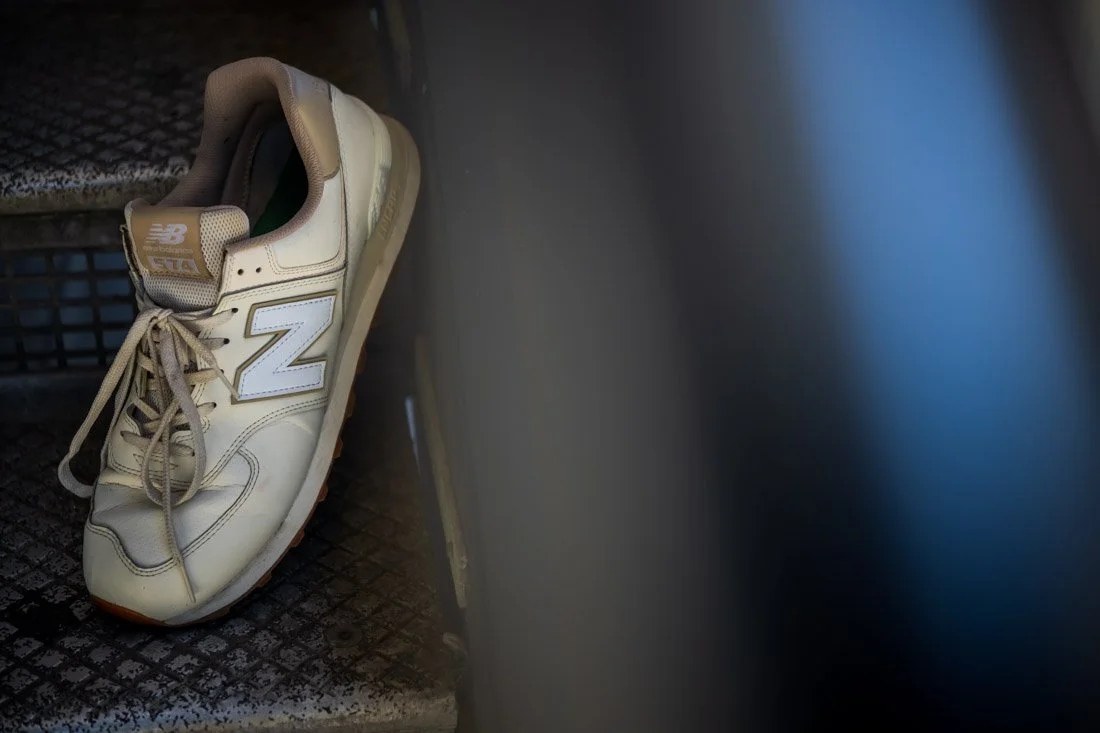 NB 574 SNEAKERHEAD CLASSIC HIGH ANGLE WIDE SHOT OF SIDE N LOGO