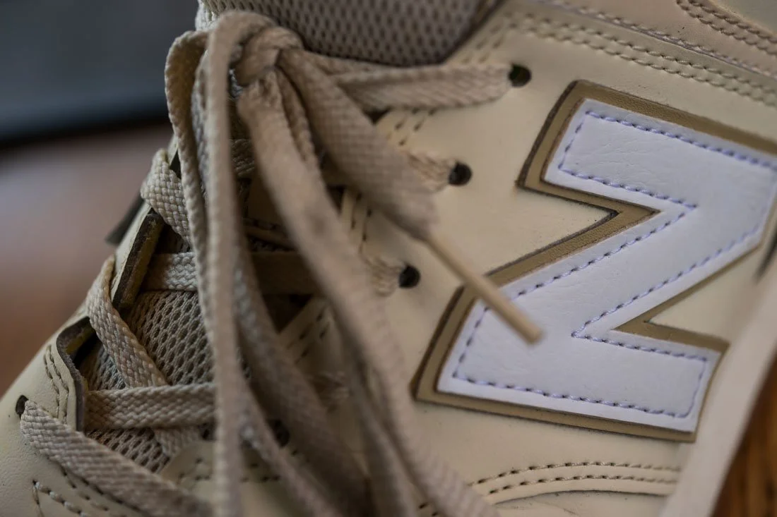 NB 574 SNEAKERHEAD CLASSIC CLOSEUP N SIDE PANEL LOGO