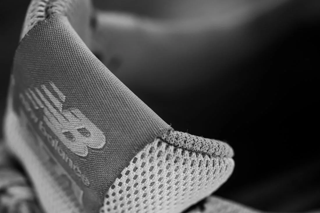 NB 574 SNEAKERHEAD CLASSIC HIGH ANGLE TONGUE LOGO 