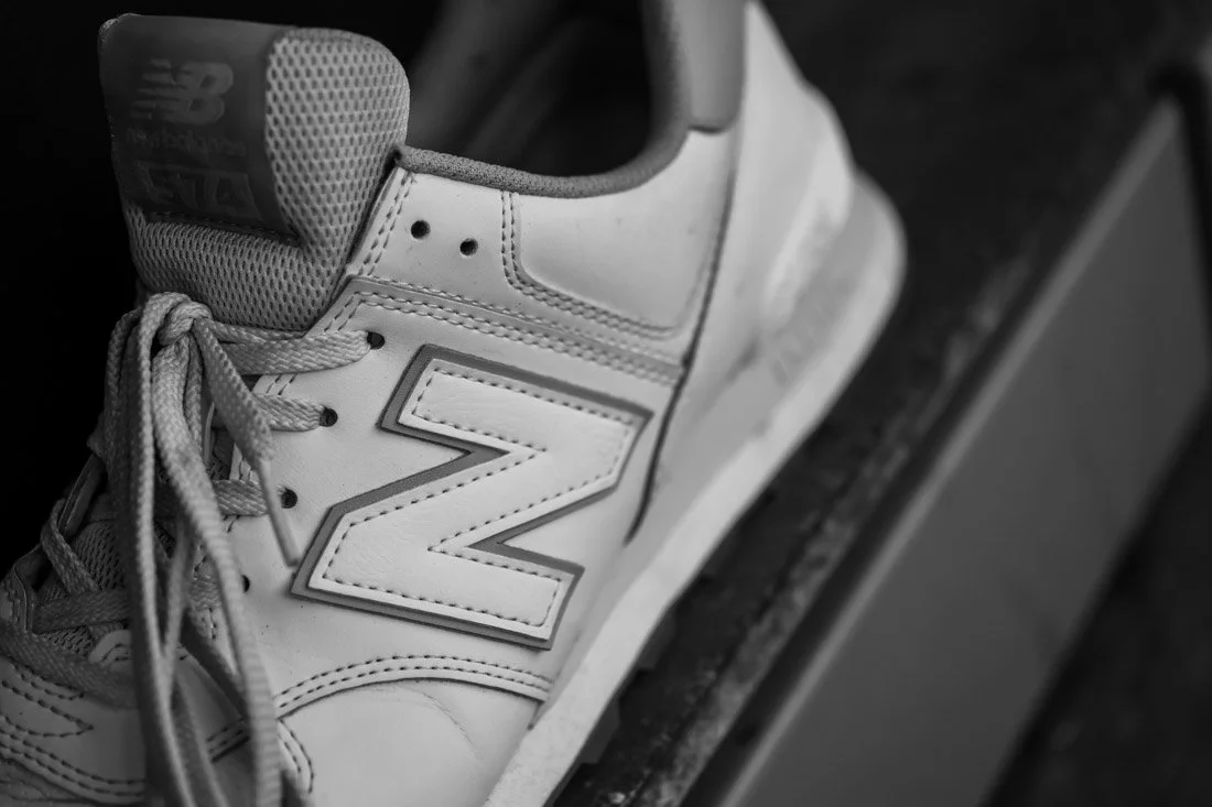 NB 574 SNEAKERHEAD CLASSIC SIDE N IN BLACK AND WHITE