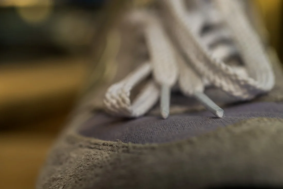 NEW BALANCE 574 2024 SNEAKER RELEASES LILAC CLOSEUP ON TIPS OF LACES