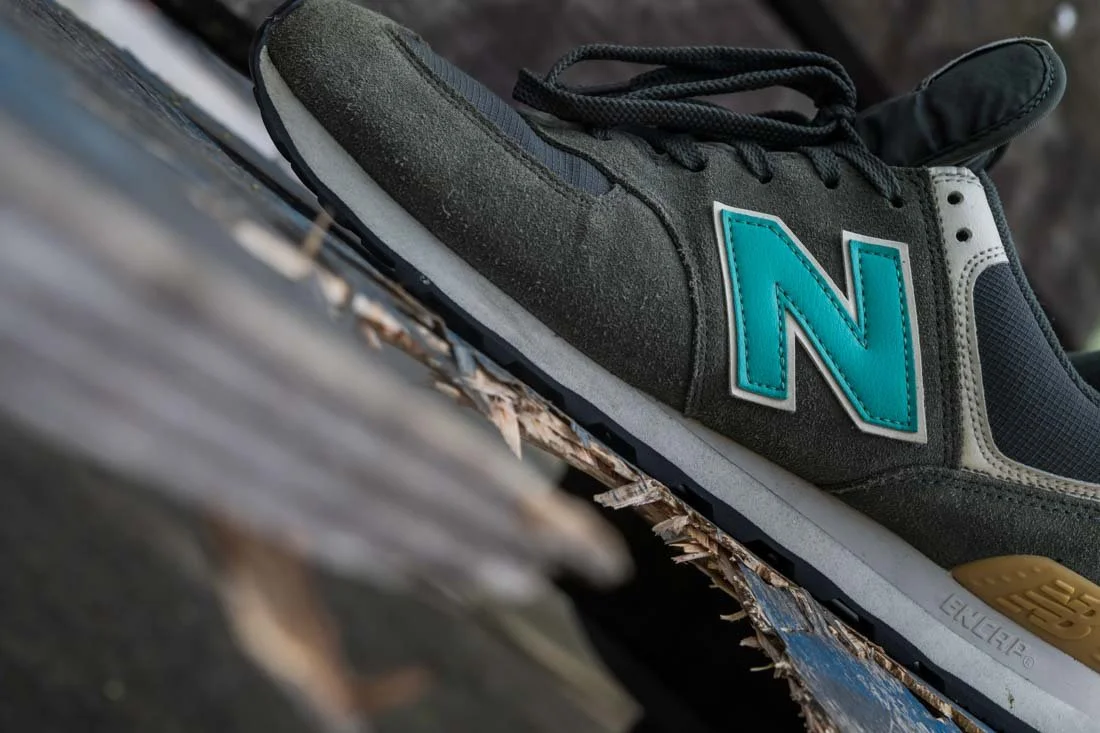BEST NEW BALANCE 574 SNEAKERS GREEN TEAL ON BROKEN BENCH