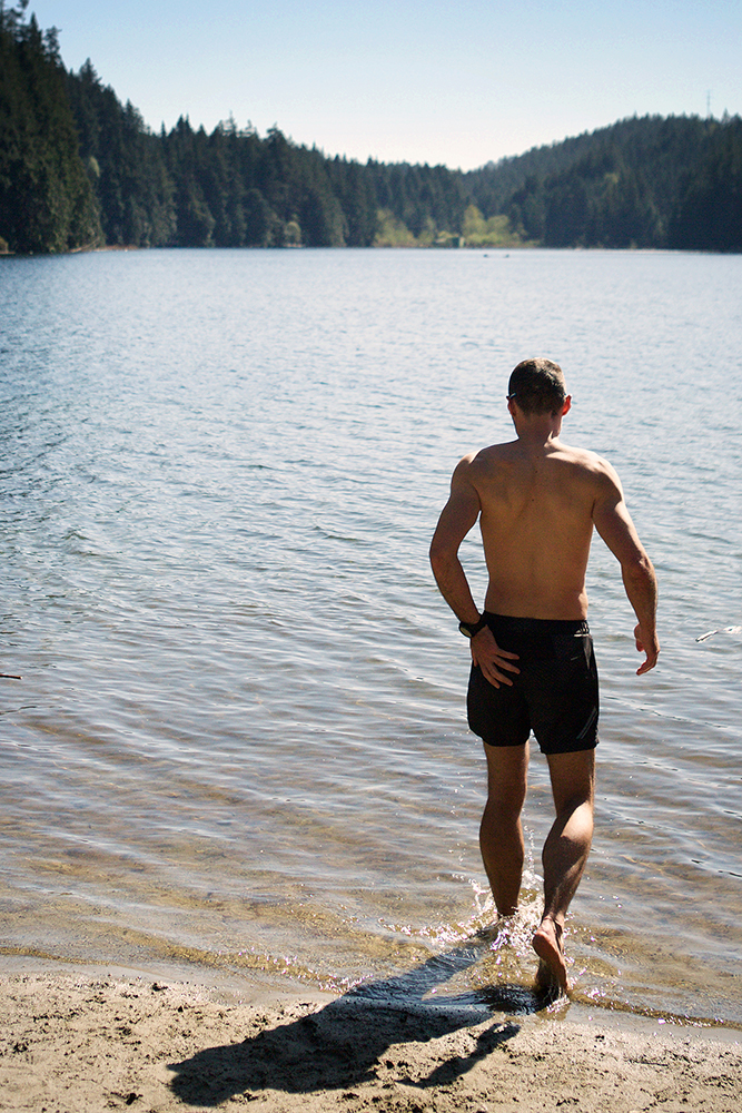 The best way to recover quickly and to get rid of the “ultra-smell” is to jump in the cold water of Sasamat Lake. Lot of people on the beach, none in the lake. The temperature might have had something to do with it.
