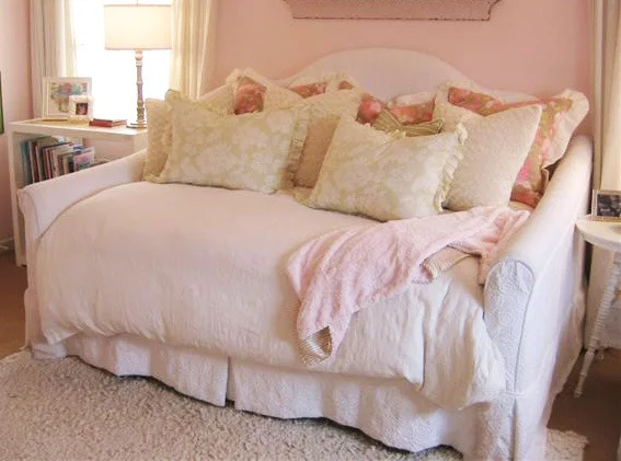 bedding_girl-daybed.jpg