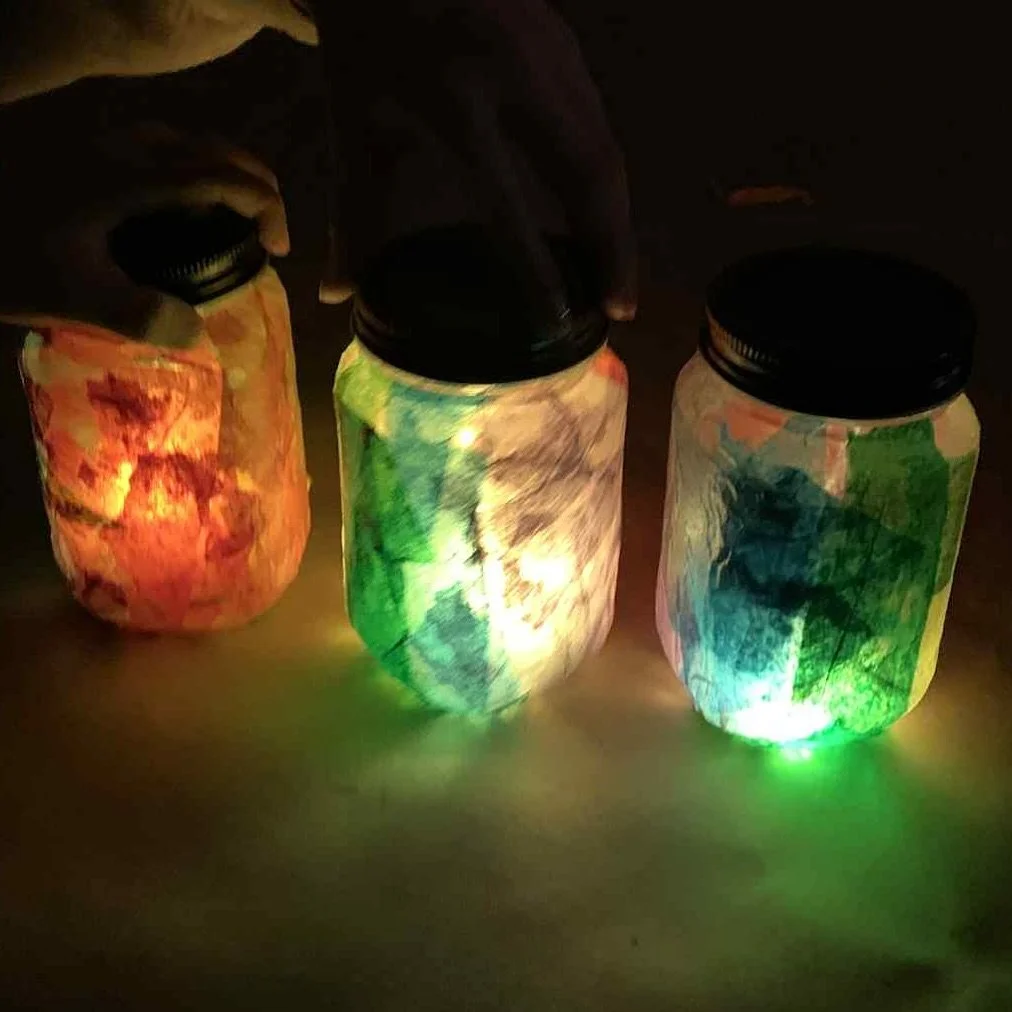 #Didyouknow that we offer a #STEMArt class? This Thursday Grade 1-3 class is a great way for students to explore the world using art fundamentals and STEM concepts. Last week, we kicked off Fall Term 2 with a project based on colour. We learned about