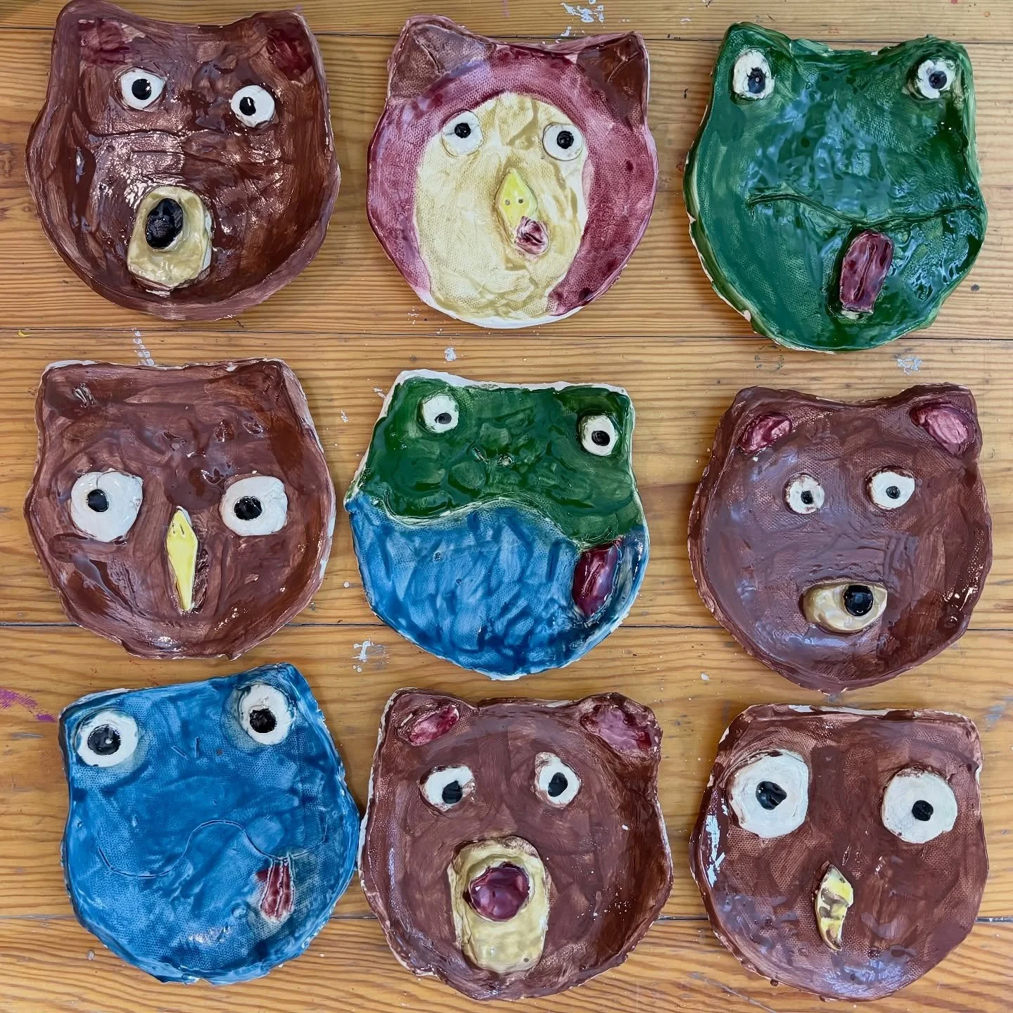 Check out these adorable animal face plates that are hot out of the kiln! These owl, bear, and frog plates were made by the wonderful Grade 1 and 2 artists of Bannockburn PS. For this in-studio class workshop, our young artists learned how to take an