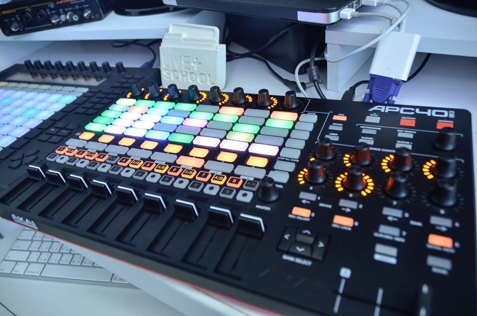 動作確認OKやや難アリ】AKAI 着こなせ APC40 MKII