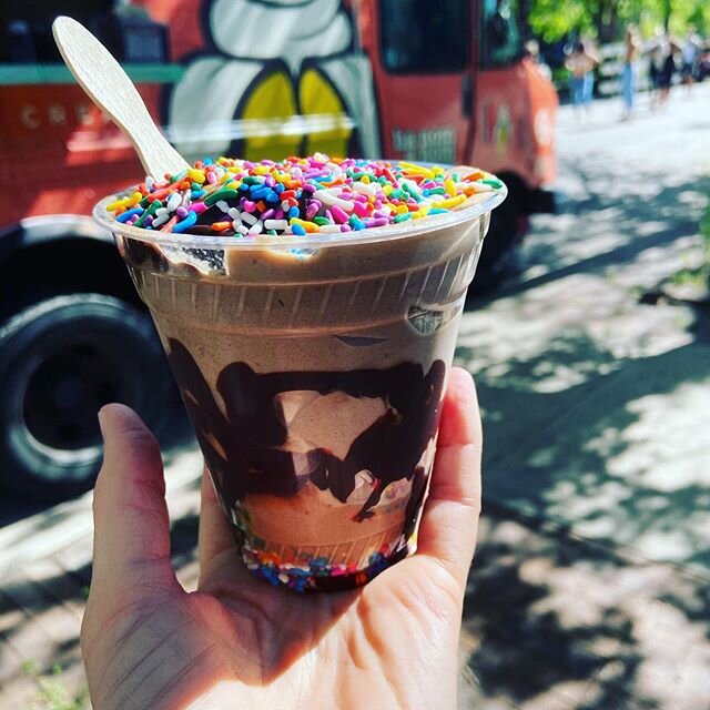 How pretty am I? 😍 Chocolate banana with sprinkles and chocolate sauce! We have to go lids and bags and our new size is almost a pint! Come get your fix at the @southpearlst farmers market! We will be here until 1pm:)
.
.
.

#glutenfree #dairyfree #