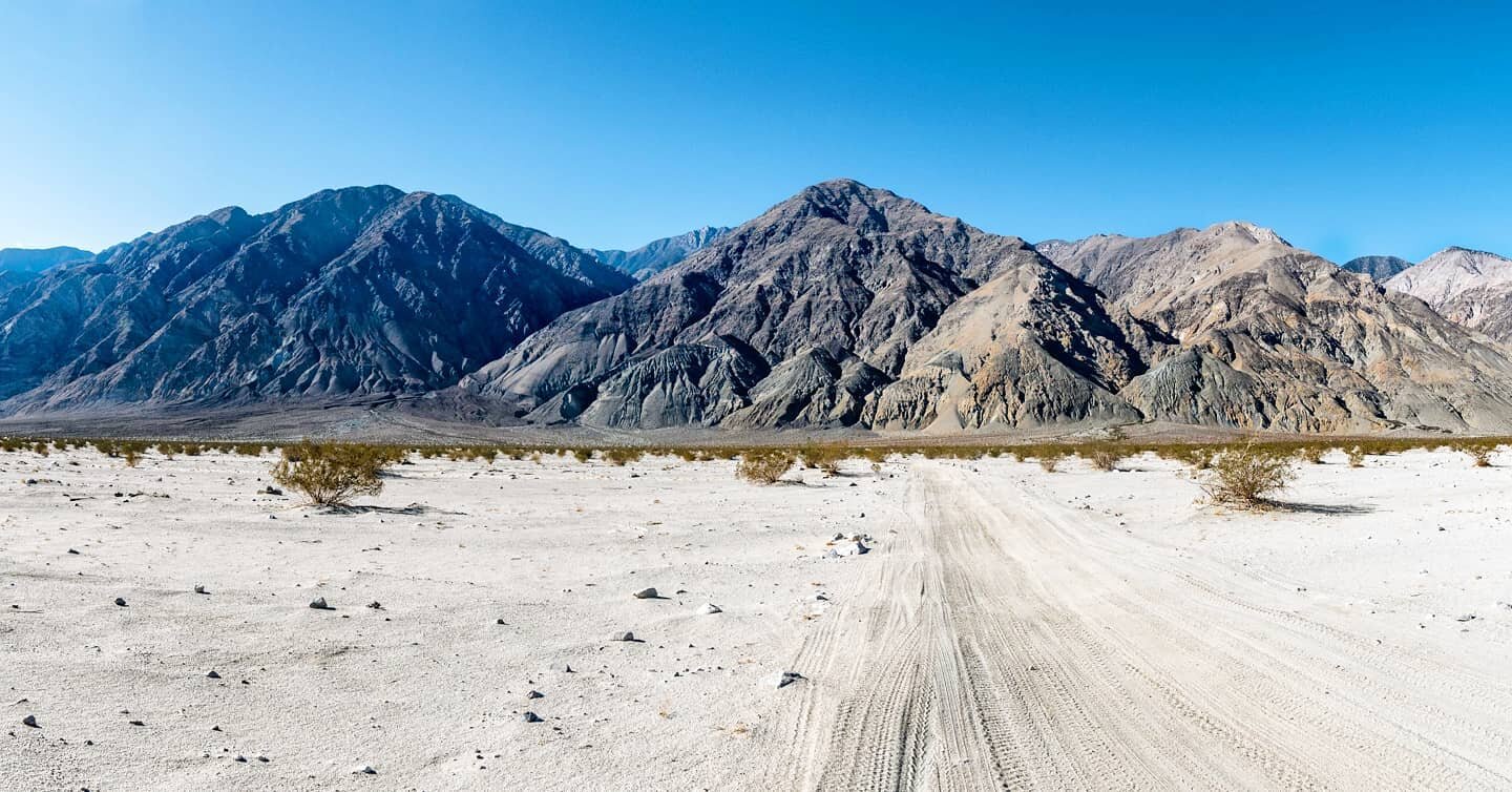 The eastern Inyos may not be as hyped up as the Eastern Sierra, but they sure takes our breath away😍! Saline Valley is  one of endless surreal landscapes within Inyo County that are not part of the  Sierra Nevada. Please  educate yourself on the pri