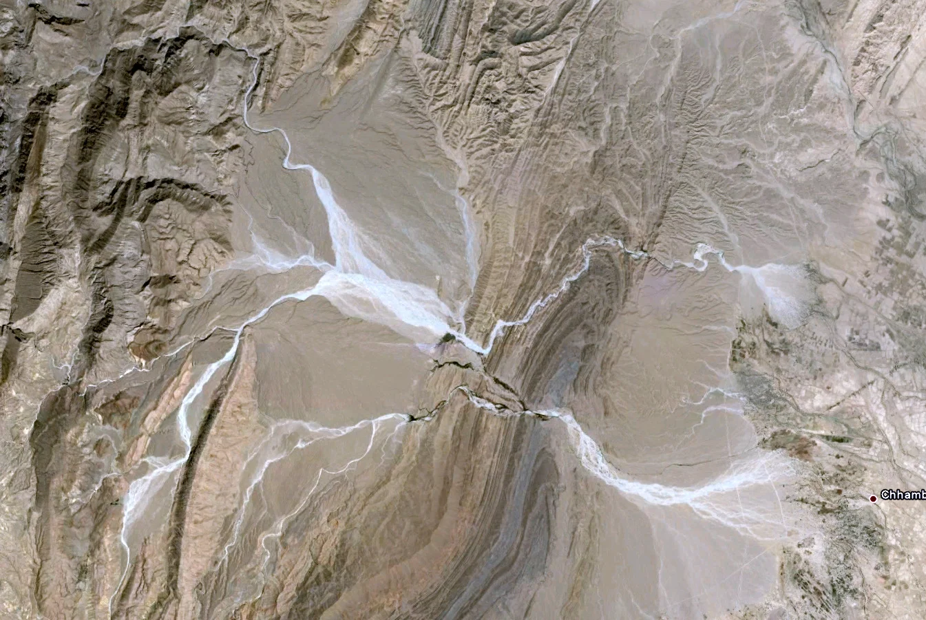 Interesting combination of folded strata and freshly flooded ephemeral streams and fans. Never ending supply of amazing scenes in Pakistan / Pathologistan. http://goo.gl/maps/cItt