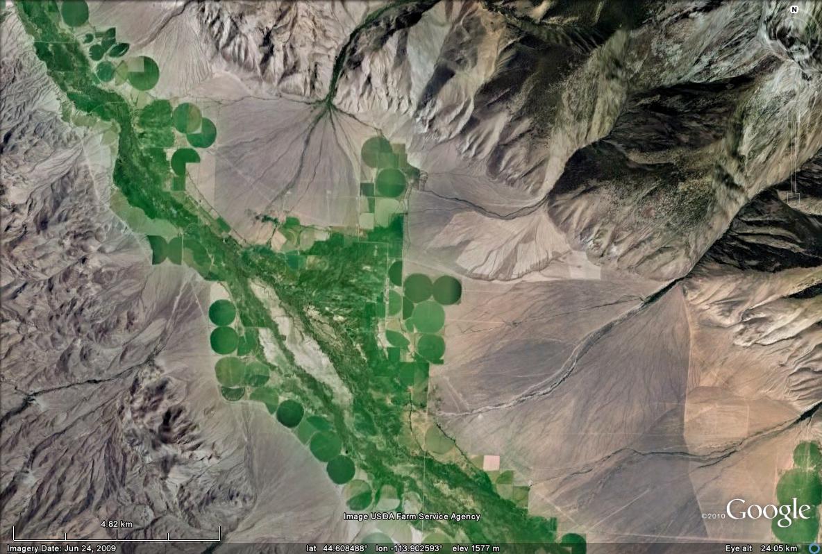 Outlining alluvial fans by irrigated fields