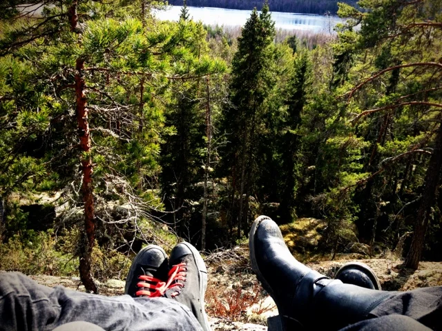 Petra och Fredrik njuter av naturen vid Vettberget i Jättendal.
