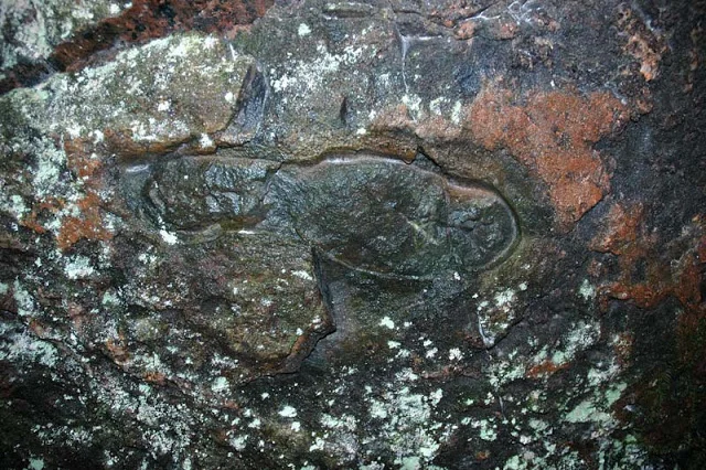 Ca. 3000 år gammalt fotavtryck inristat på väggen i Vettbergsskrevan. 