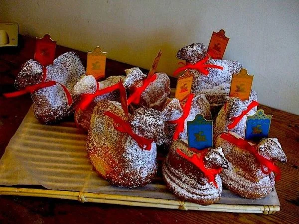 Traditional Oschterlammele or Lamma-la in a baker’s window