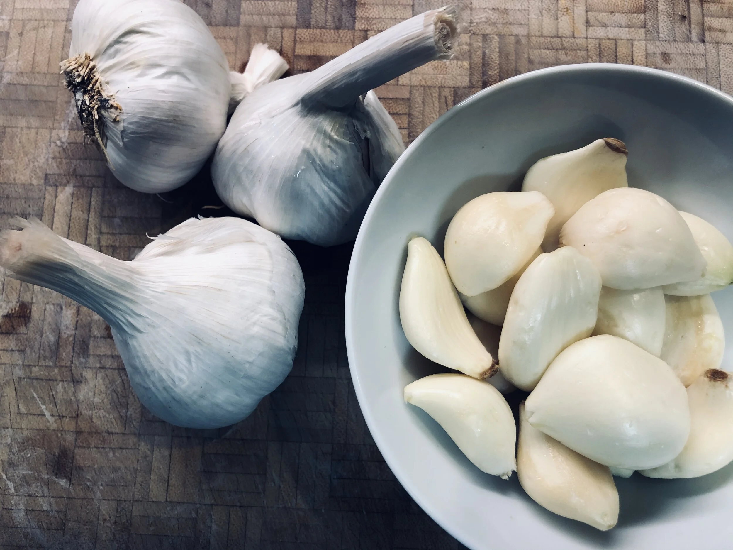 Bulbs of whole garlic and fresh garlic cloves