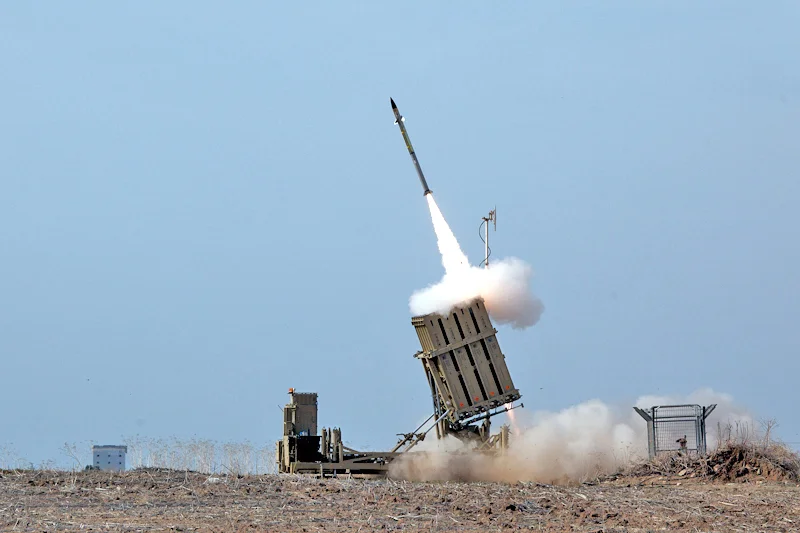 Iron Dome system in use By Israel Defense Forces and Nehemiya Gershoni נחמיה גרשוני (see also https://he.wikipedia.org/wiki/%D7%A7%D7%95%D7%91%D7%A5:Flickr-IDF-IronDome-in-action001.jpg ) - https://www.flickr.com/photos/idfonline/8194572552/, CC BY-SA 3.0, https://commons.wikimedia.org/w/index.php?curid=34360609