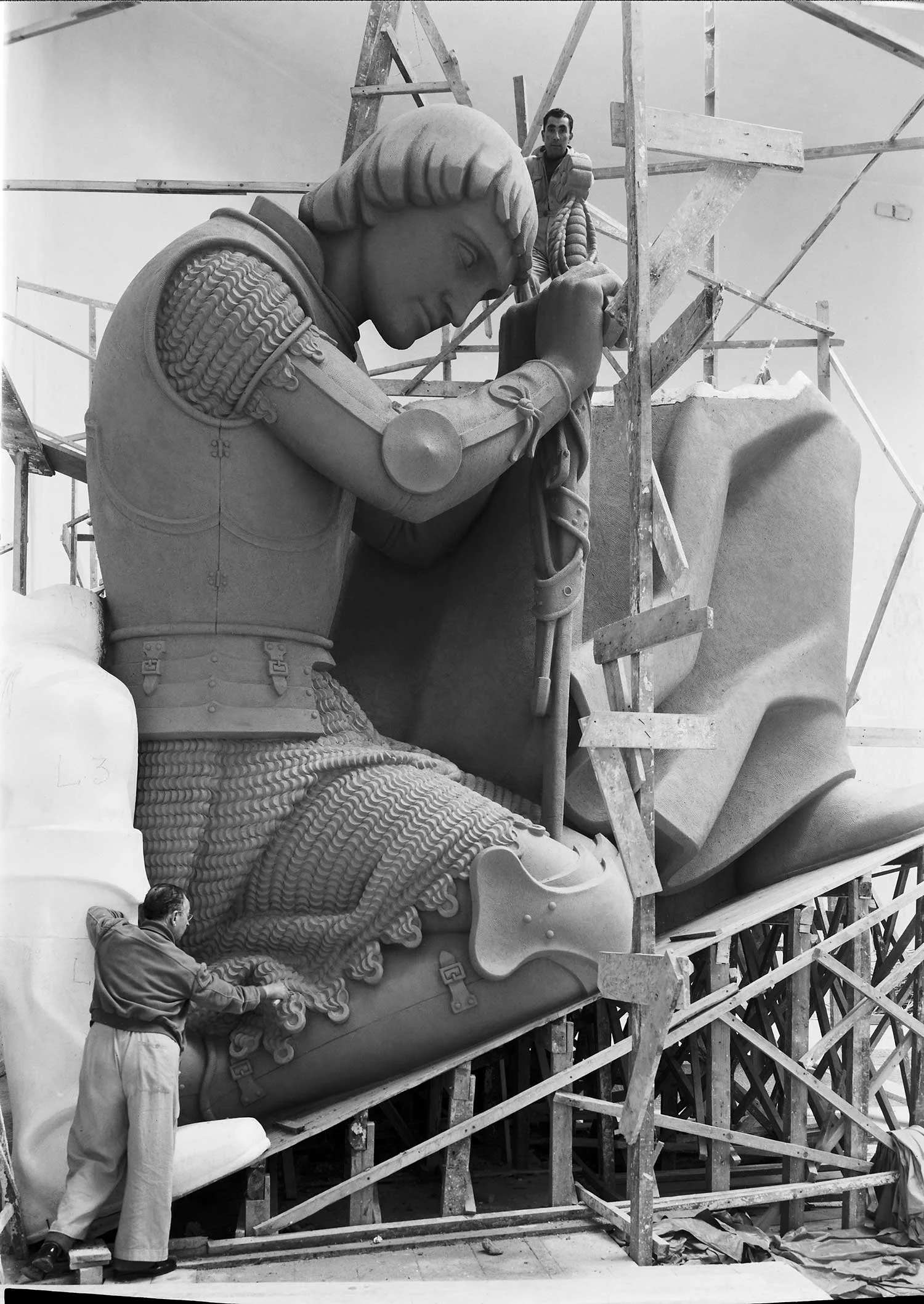 Working on a figure for the "Monument of Discoveries," 1940 Exposition of the Portuguese-Speaking World. [CFT164_044090} Gulbenkian Collection