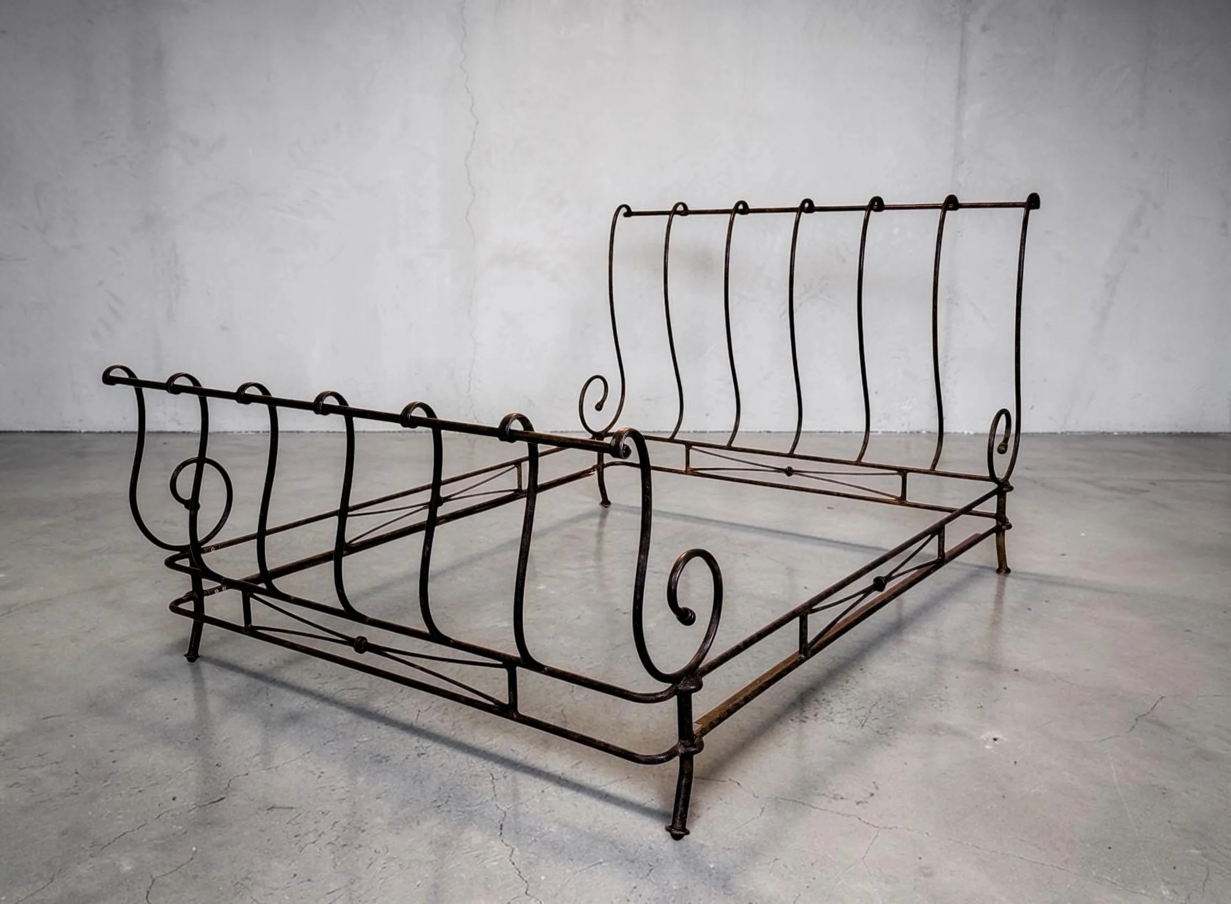 brown-jordan-vintage-1980s-autumn-guild-queen-iron-sleigh-bed+02-studio.jpg