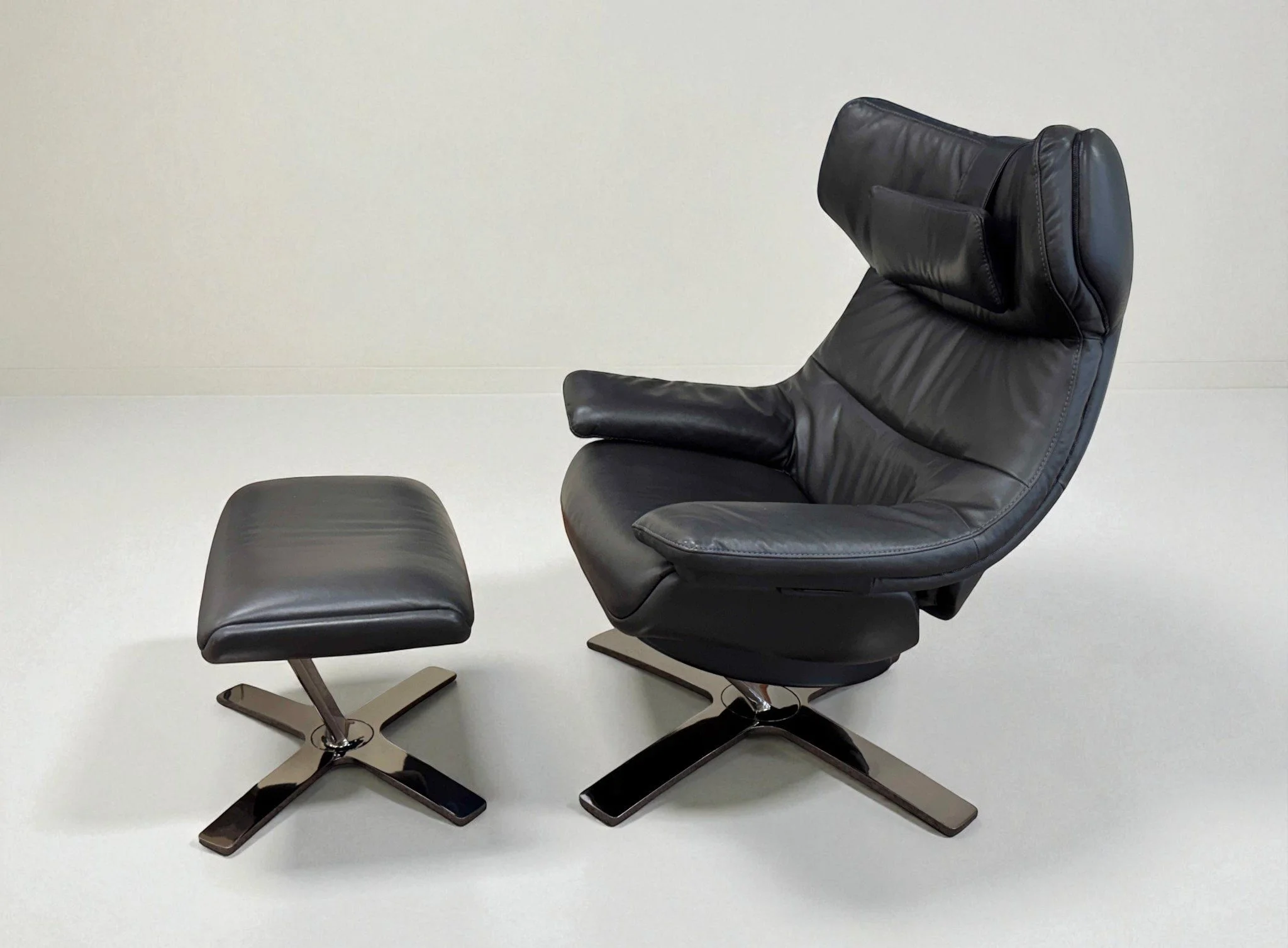 natuzzi-italia-spa-re-vive-leather-swivel-rocker-recliner-ottoman-set 00-studio.jpg
