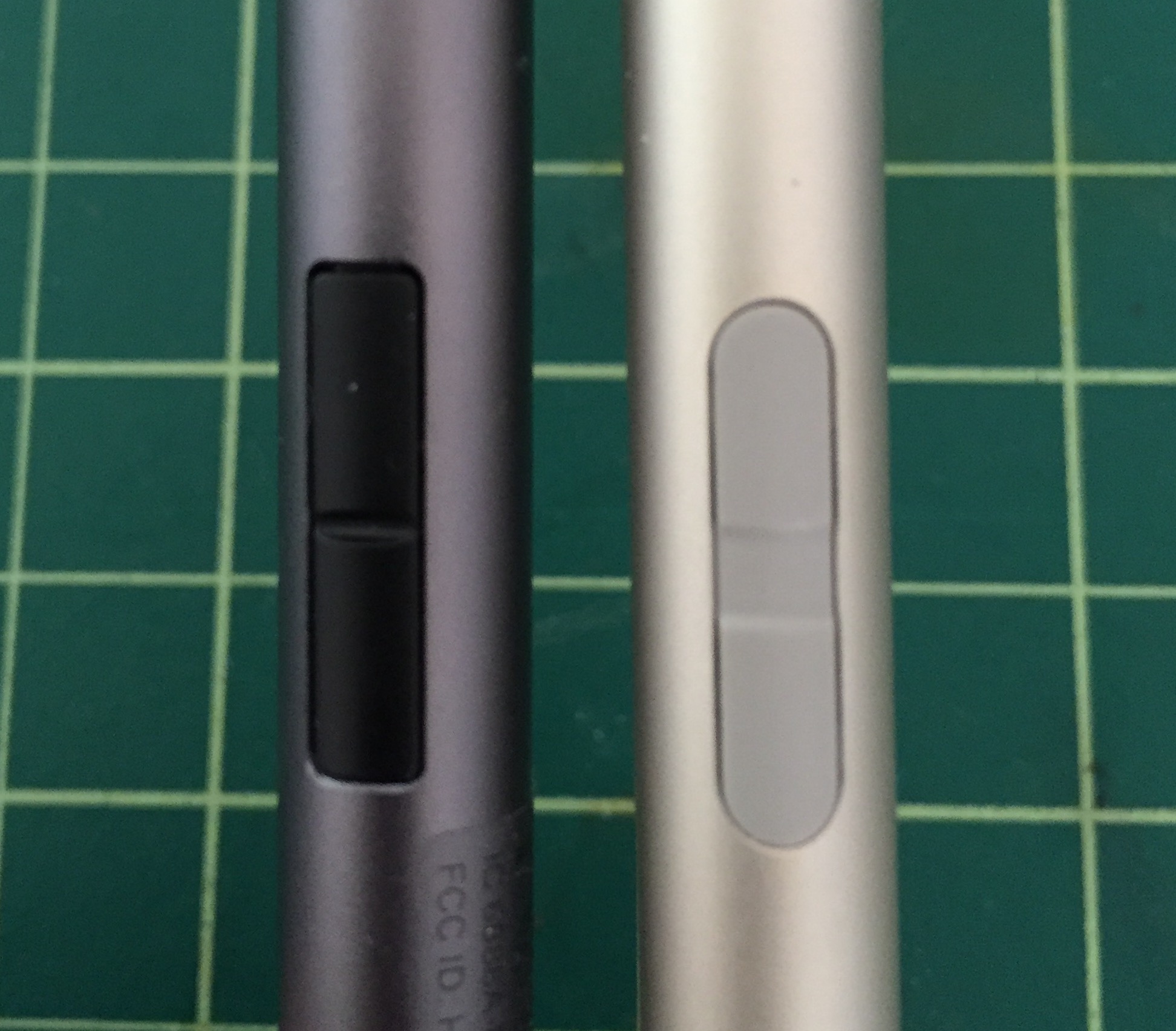 The narrow gap between the two pen buttons on the Dell pen (left) makes them much harder to distinguish by touch.