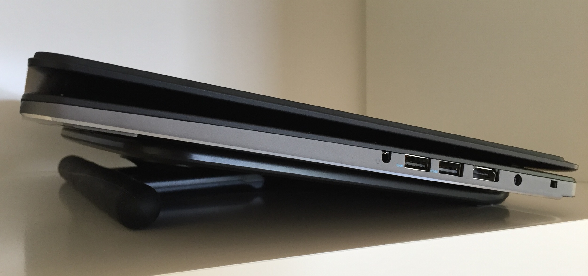 The Dell Inspiron 15 resting on the Artisul Tablet Stand 051. Not a perfect fit, but surprisingly stable.