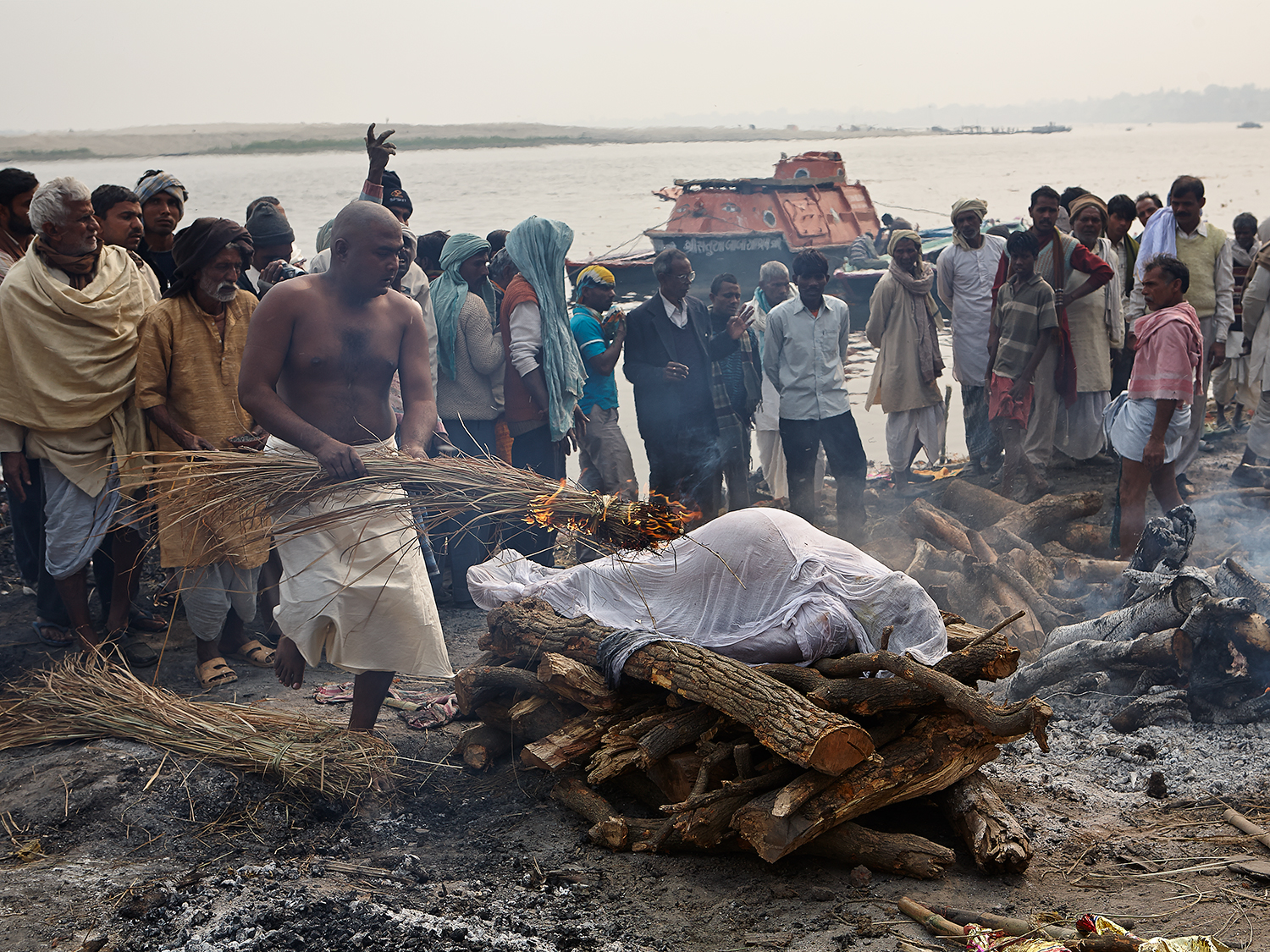 A son performing the final rights of his mother at the Manikarnika Ghat