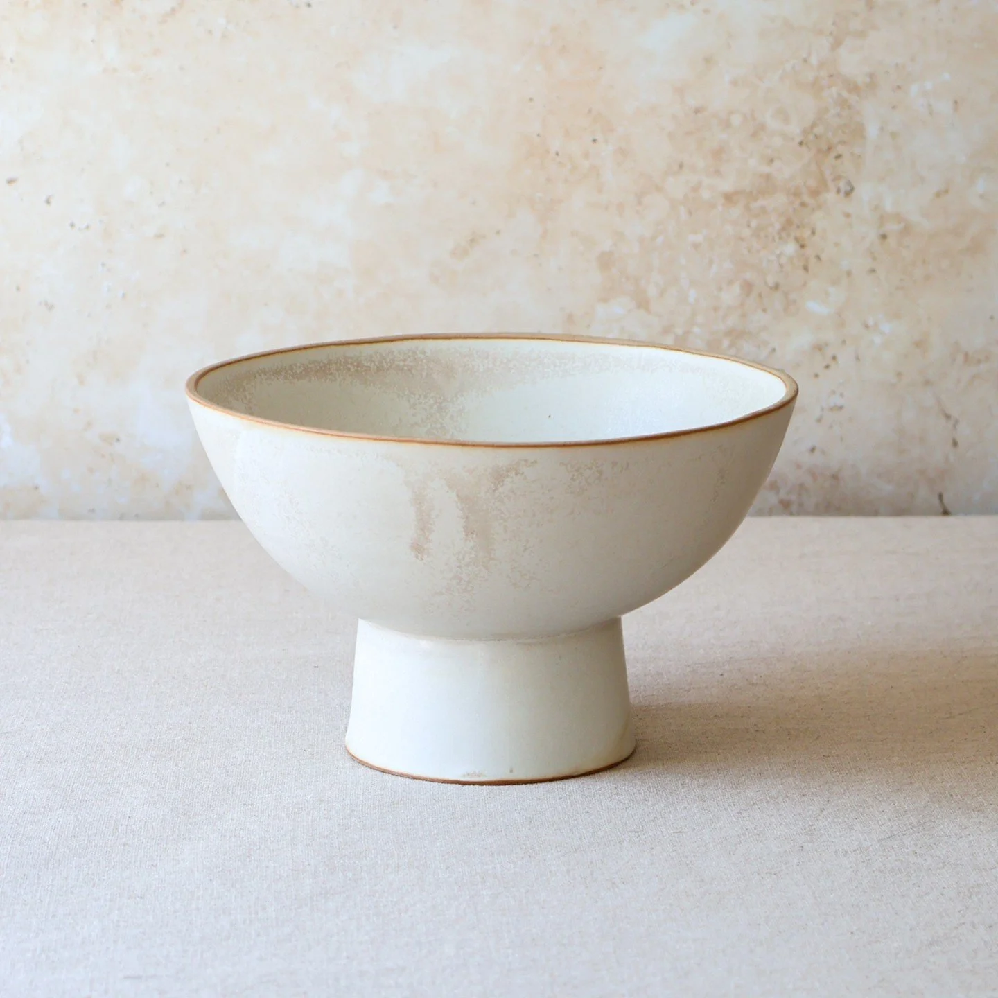 Warm white pedestal bowl 🤍.