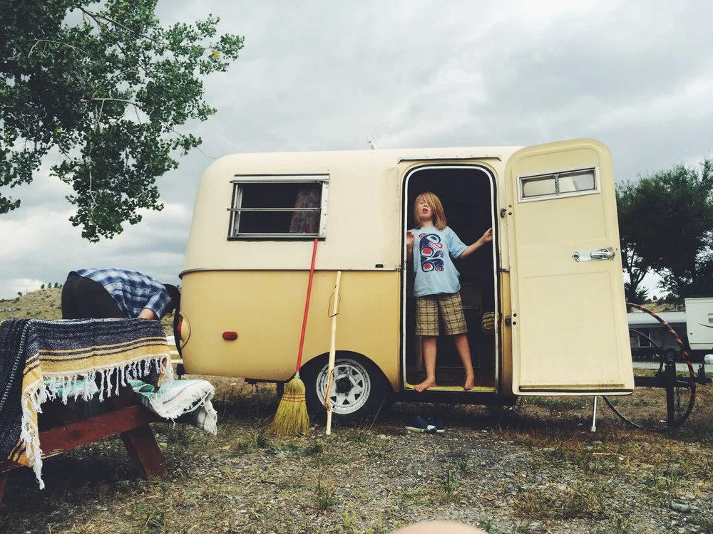 Todd dejectedly sets the jacks up for eggie in our unexpected home at a Montana RV park.