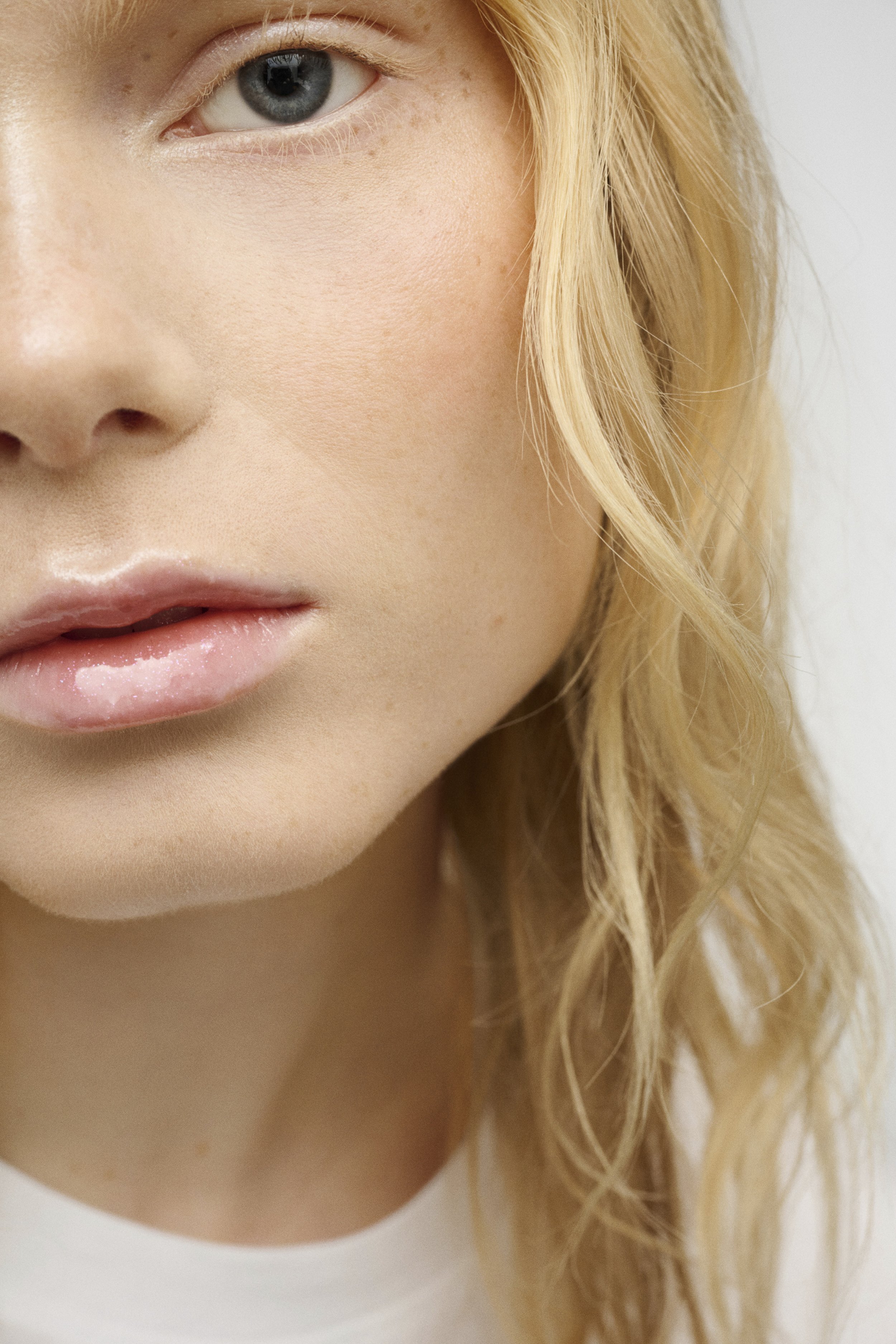 Kaleidoscope_Lip_Gloss_Kaleidoscope_Emily_052_V3_Final.jpg