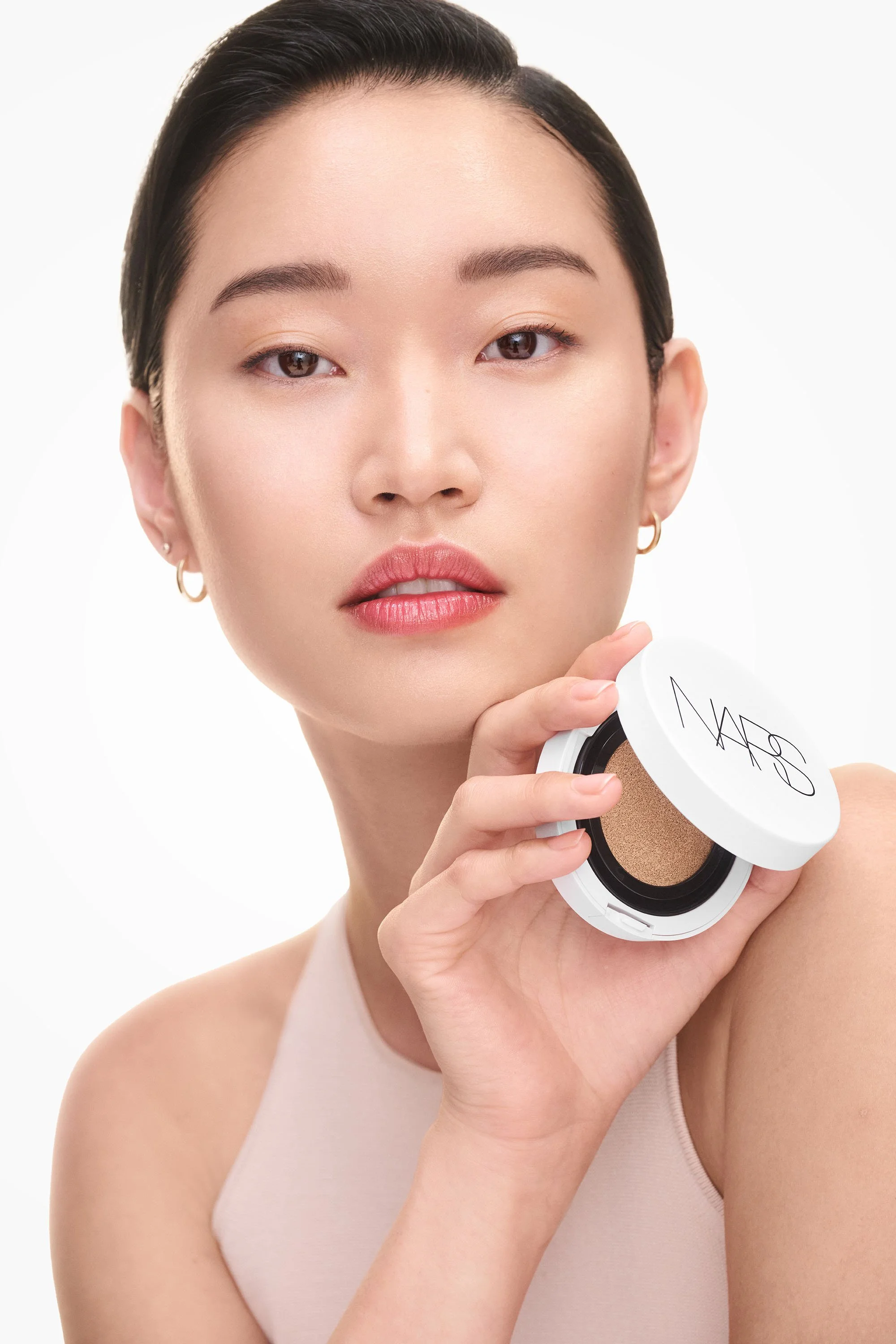 NARS_SP25_LightReflecting_DigitalFirst_ModelStill_LRSC_Shot 19_holdingcompact_GLBLs.jpg