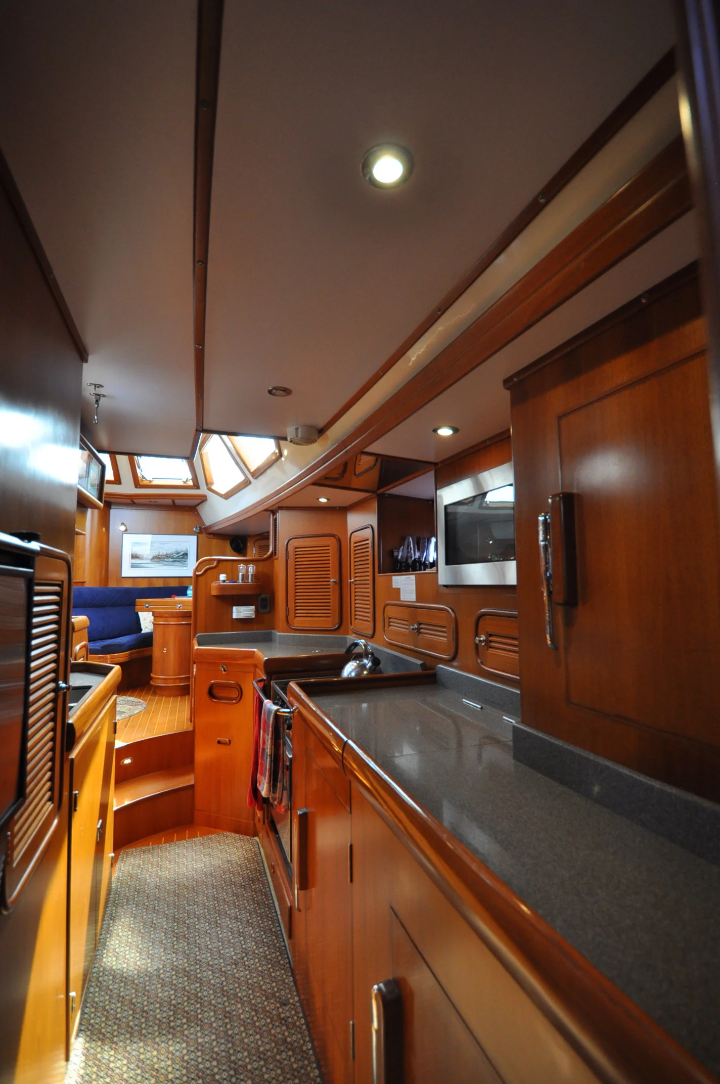 Our high resolution photos for our listings highlight your yacht like no other.