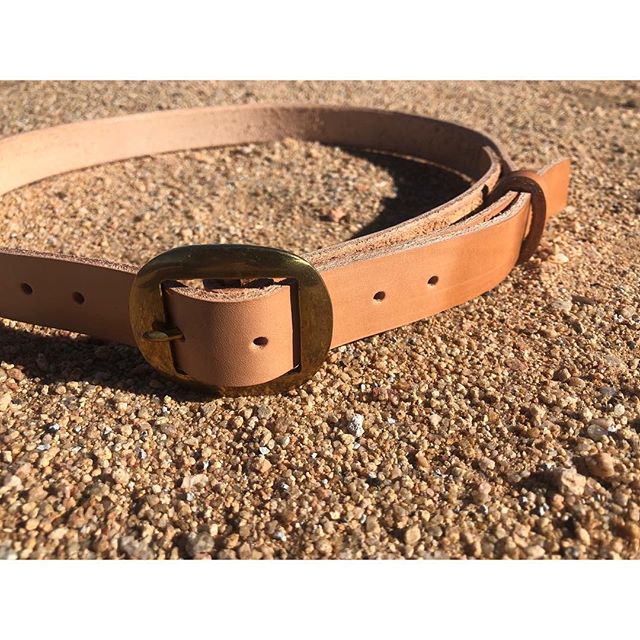 Starting out the new year by delivering this custom made veg-tan belt to the lovely neighbor @marinnawagner 🌱🍃🌾 deadstock Argentine equestrian tack and Spanish belting leather. 🍃🌱🌿