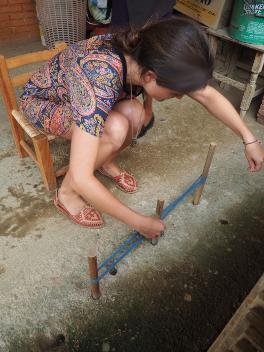 Preparing cotton to warp the loom, Eufrocina's home