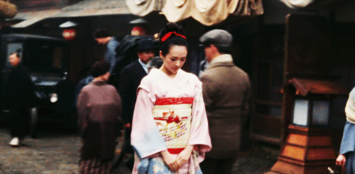 Прическа начинающей гейши. Обряд гейш мидзуагэ. Майко япония. Кацумийо гейша. Походка гейши как называется.