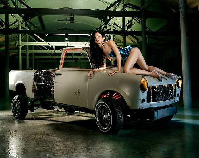 Liz Cohen , Hood , 2006 c-print 50 x 60 inches 127 x 152.4 cm Courtesy Galerie Laurent Godin, Paris